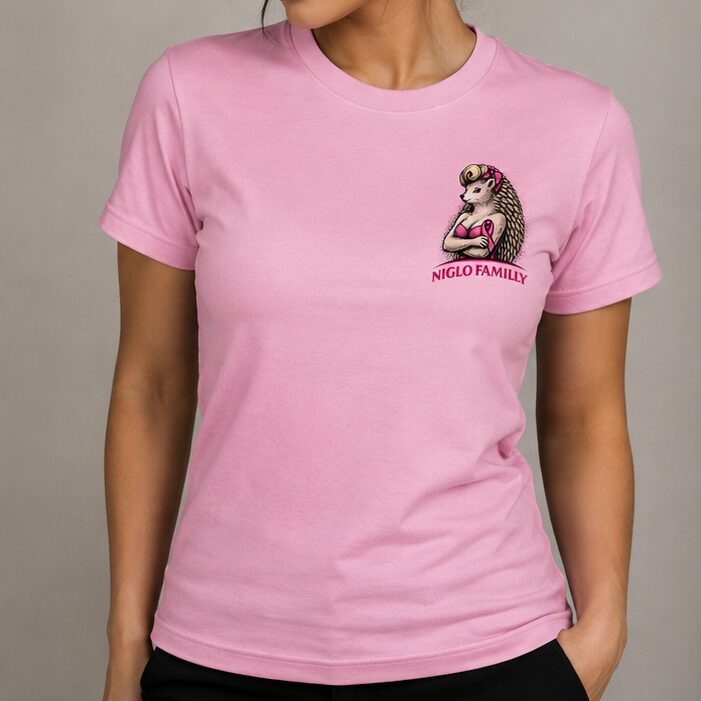 T-shirt rose Octobre Rose Niglo Familly, vue de face avec petit hérisson côté cœur